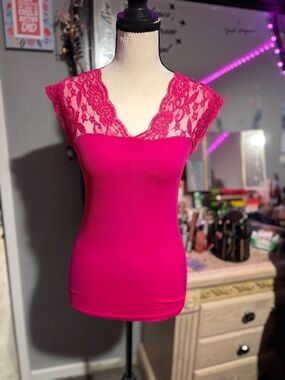 Soho Girls Lace V-Neck Cap Sleeve Camisole - Fuchsia Pink